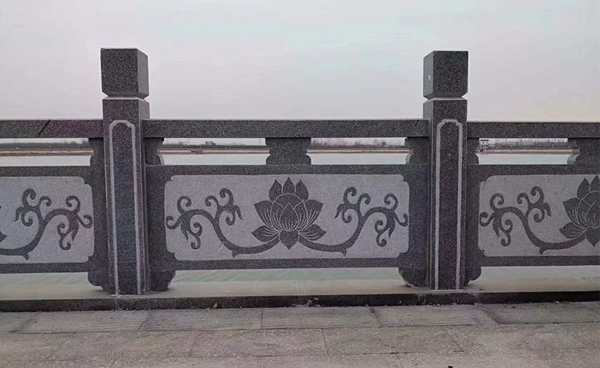镇平雅宏石雕厂家：节间式与连续式的青石石雕栏杆栏板