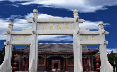 我们中国人为什么都喜欢在祠堂前安装青石石雕牌坊呢？