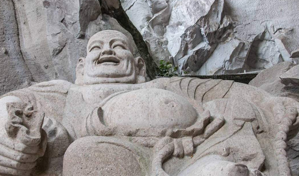 人们对于大型石雕弥勒佛的摆放位置都很看重