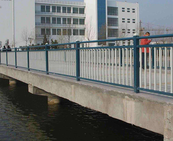 怎样才能把不锈钢河道栏杆安装的更安全牢固？