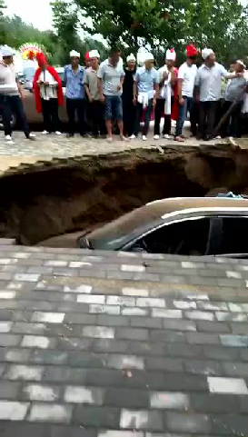 惠州欧艺护栏厂家分享江苏一路面塌陷小车坠坑，网友:戴孝人围观让人毛骨悚然