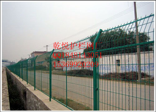 厂家专业生产高速护栏网高速隔离网