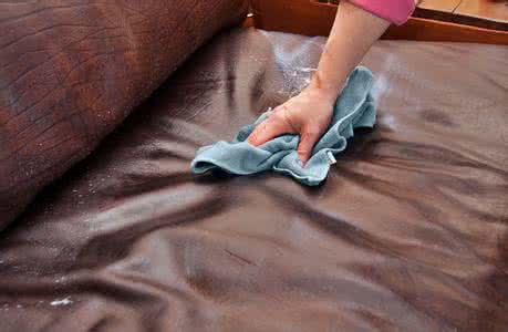 保洁公司分享皮制沙发保养的小秘密