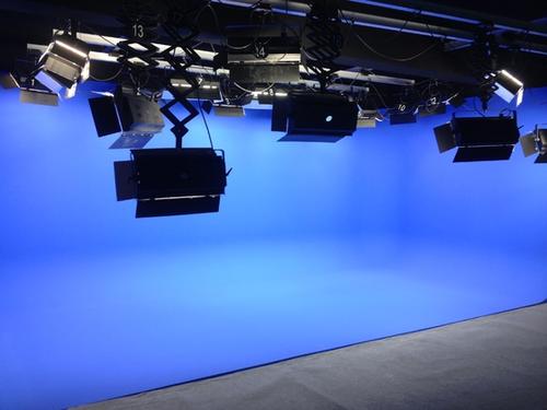 北京朝阳摄影棚租赁讲解演播室灯光设计与舞台灯光设计的区别