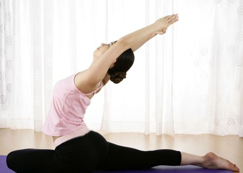 西安专业瑜伽培训教你4招，让你的胸部更挺拔！！