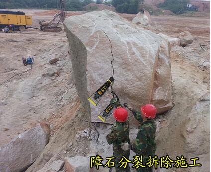 寧夏青銅峽修建隧道公路巖石分裂機破裂大石塊圖