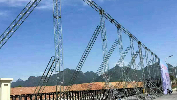 成都舞台桁架厂家的栏杆垂直净距应小于0.11m才能安装