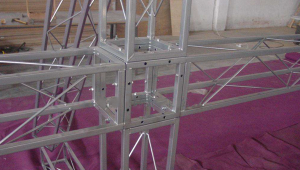 便携式折叠舞台桁架的特性就让成都桁架公司告诉你