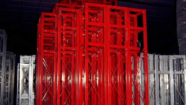 四川成都俊宇桁架展览展示器材厂介绍固定桁架和折叠式桁架之间的优缺点在哪