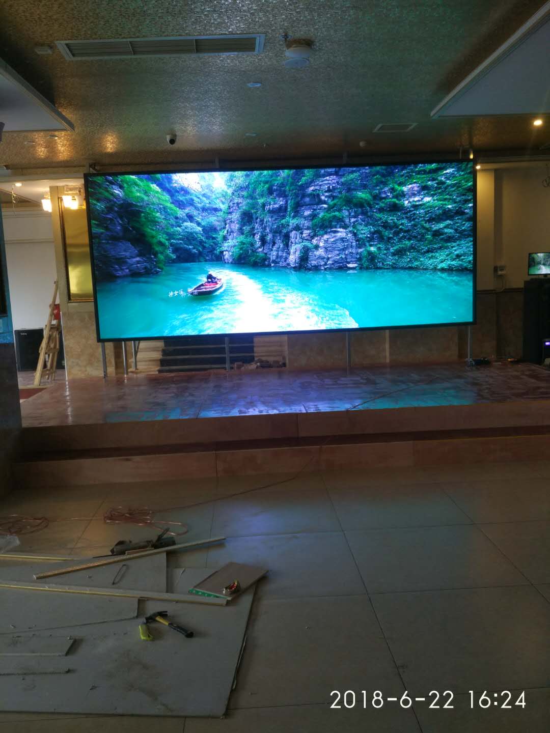 重庆巴南南彭欣怡大酒楼室内三块屏P4全彩LED显示屏