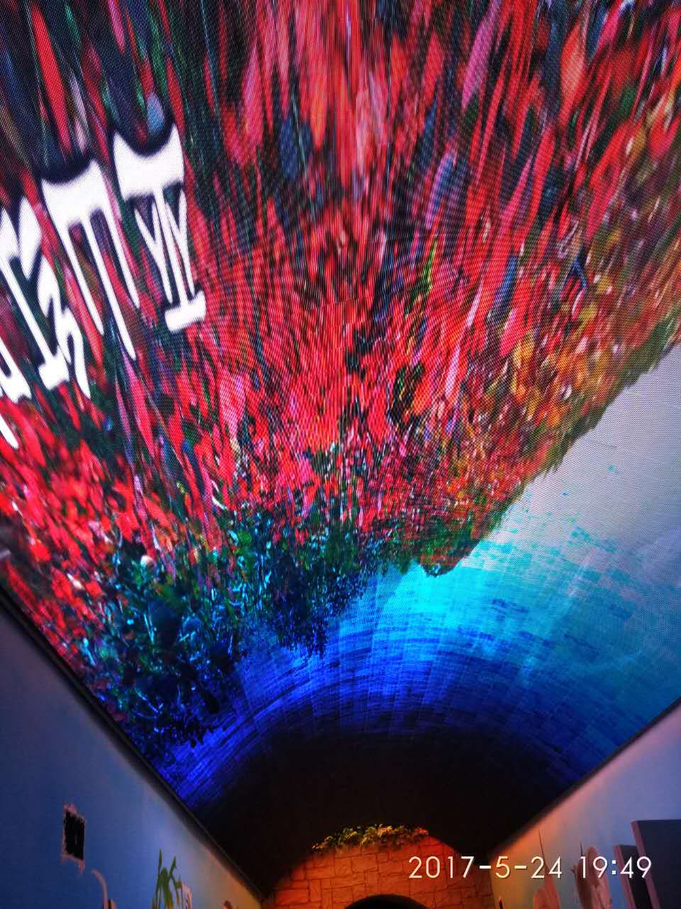 重庆大竹海洋馆天幕半弧屏室内LED显示屏P4全彩 