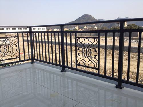 铝合金栏杆和铁艺、不锈钢、木质栏杆对比的优势