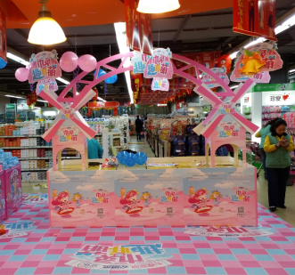重庆商场超市美陈设计:营销商超美陈:气球布置