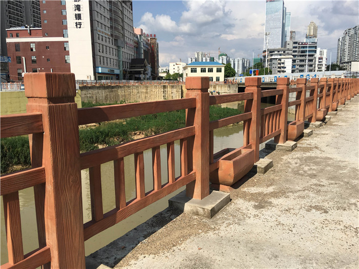 贵州仿木栏杆厂的水泥栏杆在涂装的时候要注意什么