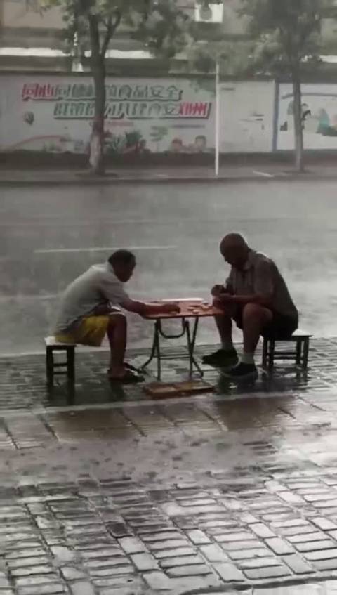 象棋界最执着的对决 俩大爷暴雨中下棋不分胜负不走，北京疏通管道公司