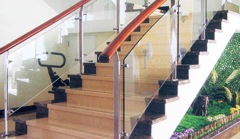 西安楼梯玻璃配件,苹果SoHo店楼梯扶手使用5张超大尺寸玻璃面板打造