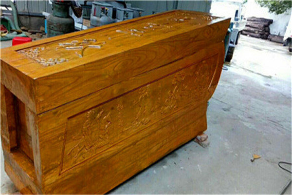 为了让死者到另一个世界过得更好襄阳棺材厂家为死者准备了华丽的棺材