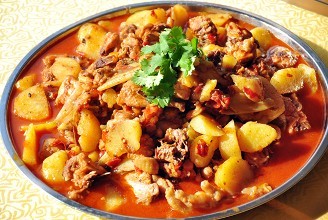 大盘鸡为著名新疆的特色菜肴