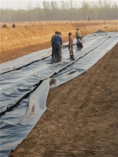 覆膜防水毯膨润土防水毯厂家如何保证施工的安全有用进行