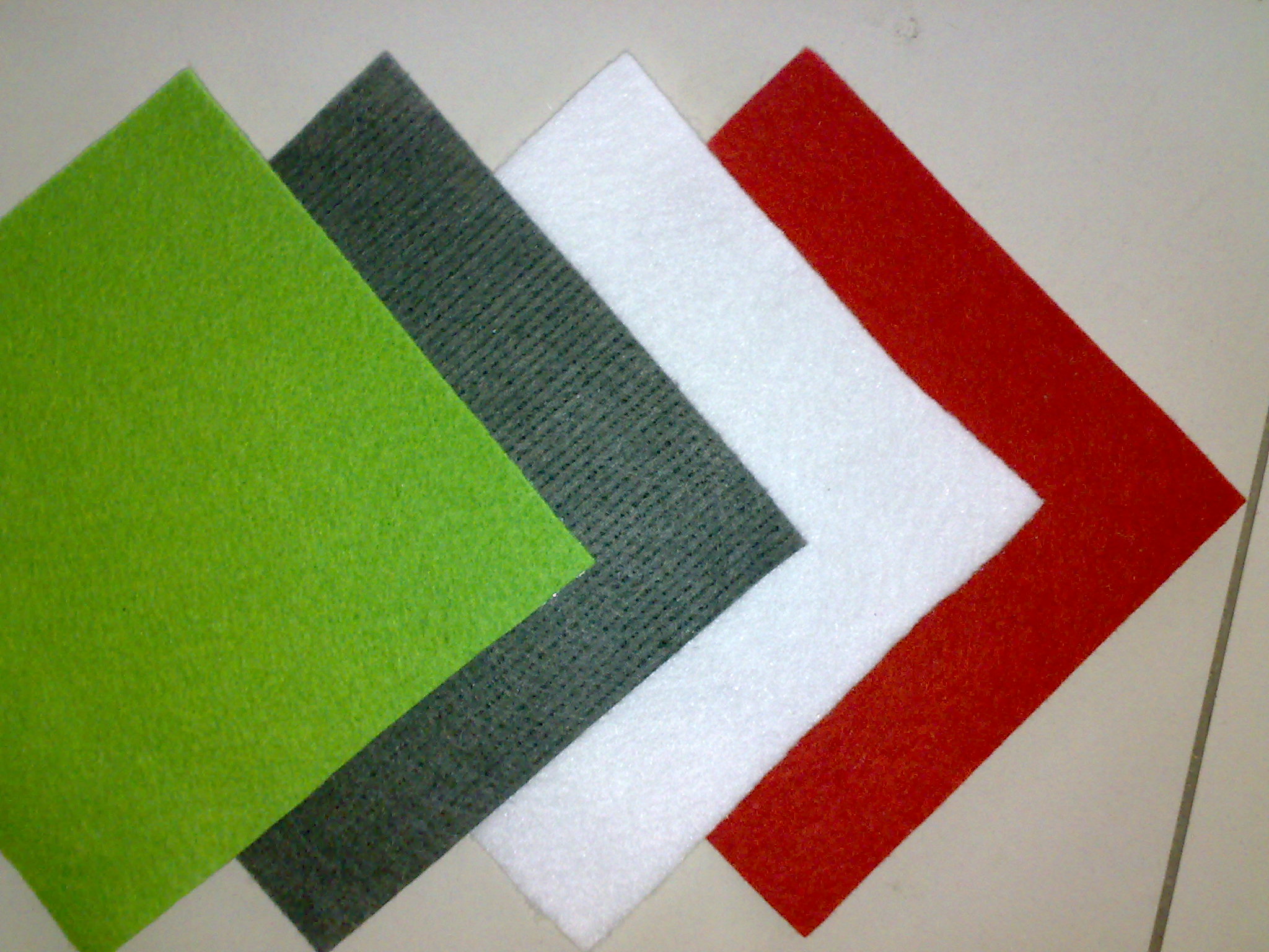 展览地毯拉绒地毯的色彩分：白色、赤色、蓝色、绿色、黄色、紫色、棕色