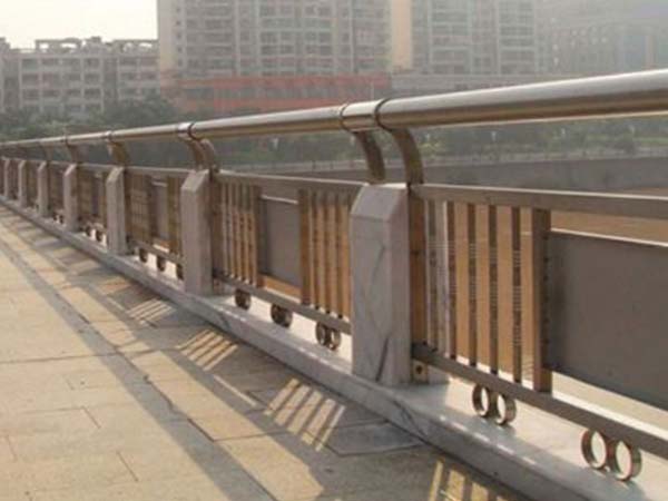 张家口/唐山设计桥梁护栏时应考虑哪些因素