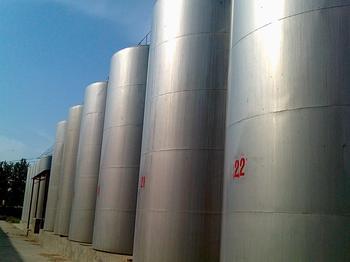 山东油罐厂商介绍立式储油罐的底板保护