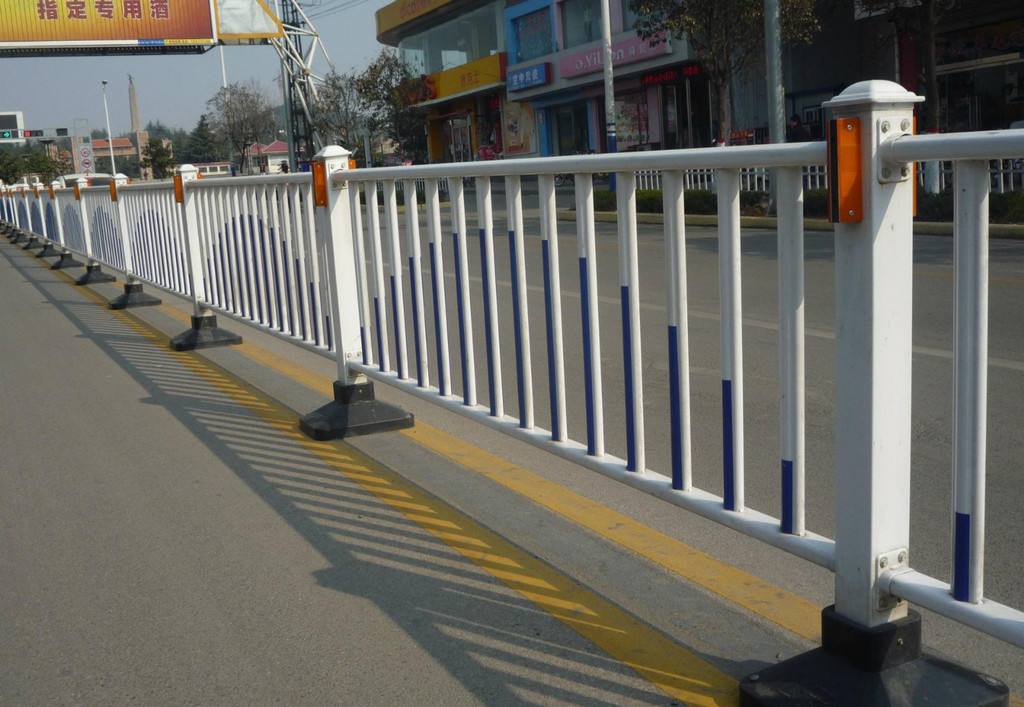如何提高道路栏杆的抗紫外线能力