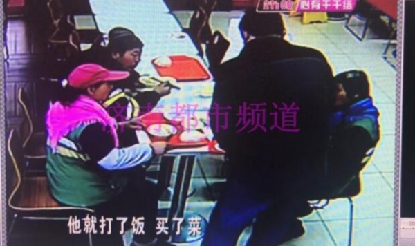 暖心！深圳电子自动化机械设备厂家发现小伙给工人加菜