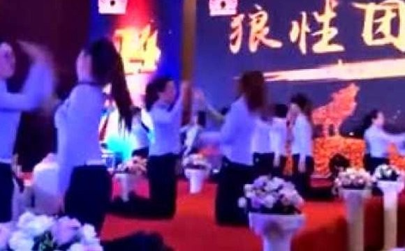 深圳电子自动化机械设备厂家讯：女员工跪地互扇自称有狼性