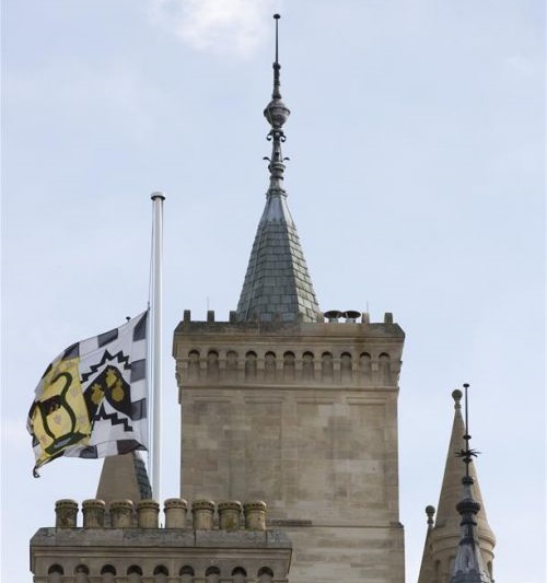 剑桥半空降半旗