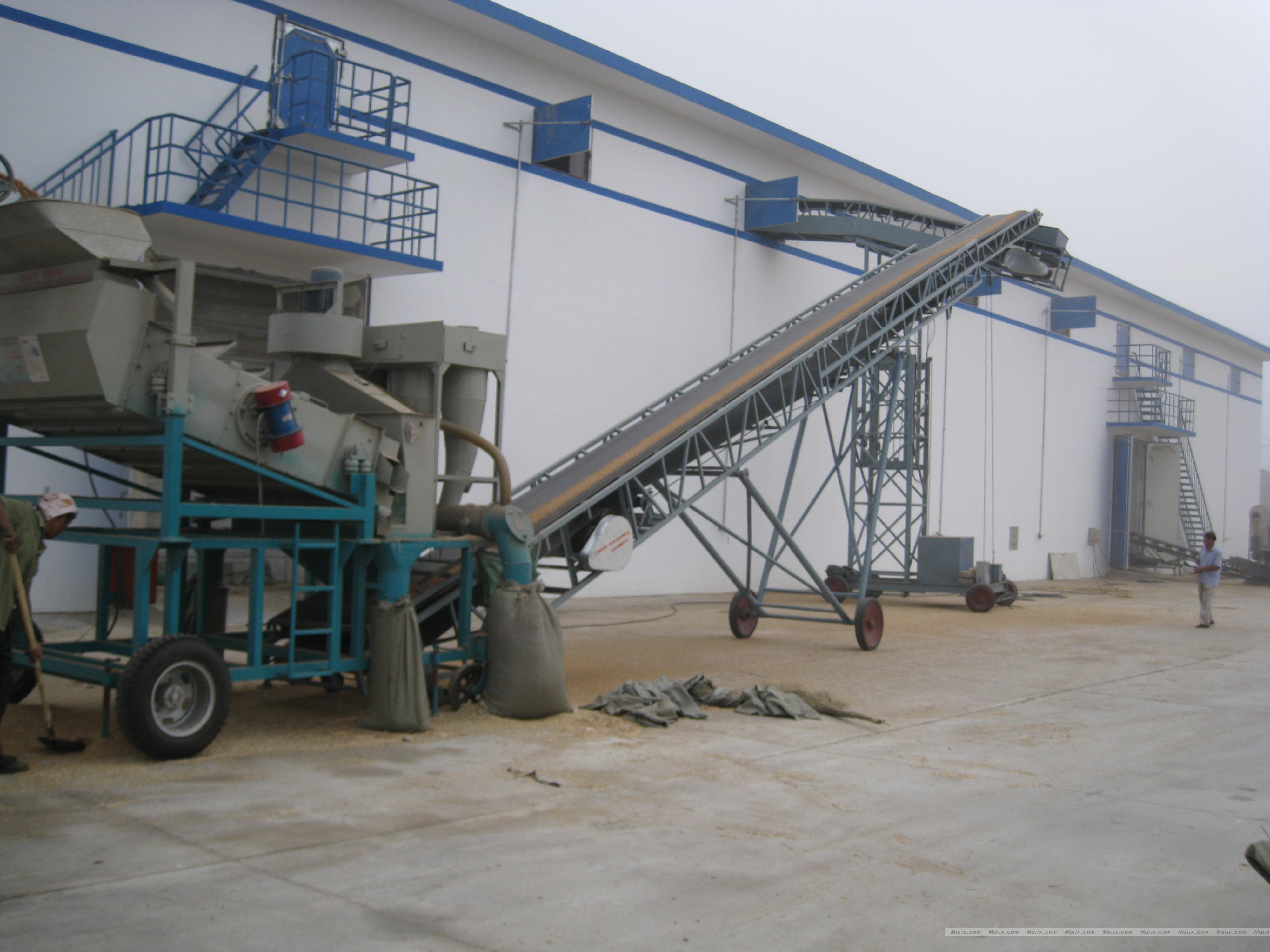 黑龙江哈尔滨粮食输送机皮带输送机的一种。分为固定是粮食输送机和移动粮食输送机两种