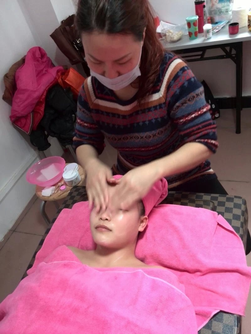 南海桂城瀚天科技城附近專業學美容學校 歐蔓尼美妝學院 如何給有點浮腫的眼睛化妝