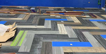 方块条型PVC地毯公司特价出售（全新二手）