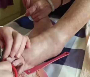 工作人员耐心的帮奶奶剪指甲！
