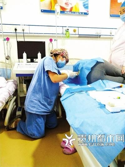 怀孕医生跪地服务患者的照片被赞_云浮五金零售店