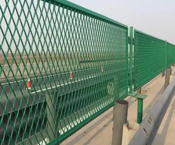 高速公路护栏网详细介绍,高速公路护栏网规格尺寸