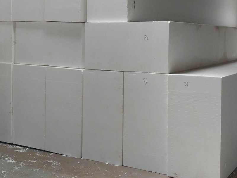 聚苯乙烯泡沫板是常見的三種內牆保溫材料之一。在預熱的白色物體加熱成型，微小的布局特點、建築牆體、重要的屋麵保溫、複合保溫板、冷庫、空調、車輛、船舶的保溫隔熱