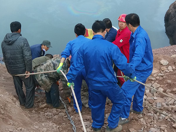 潜水员打捞溺水者的方法