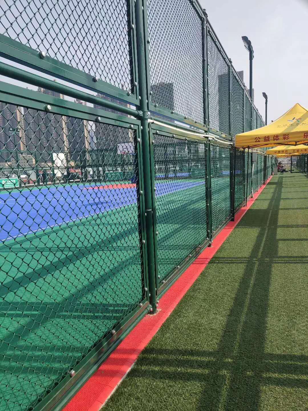 你了解球场围栏网的安装吗？看河北球场护栏厂家是怎么安装的