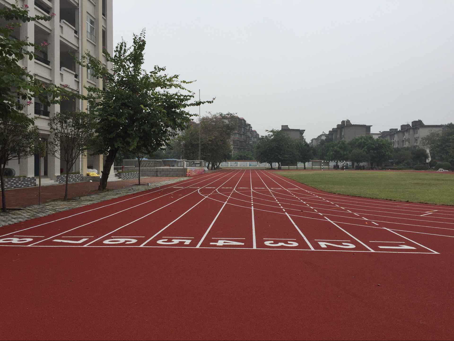 广西柳州塑胶跑道接着力和伸缩性强、弹性和耐候性良好