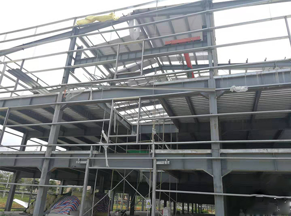 广西钢结构工厂浅析绿色建筑之钢结构活动房