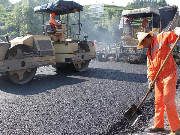 广元沥青混凝土路面遇到高温的危害！