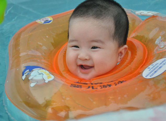 贵阳婴幼儿游泳设备出售商提醒您婴儿游泳时应注意哪些事项