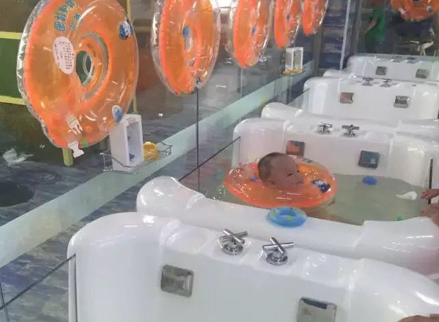 贵州婴儿游泳馆加盟店提醒您宝宝游泳时应注意游泳圈的材质