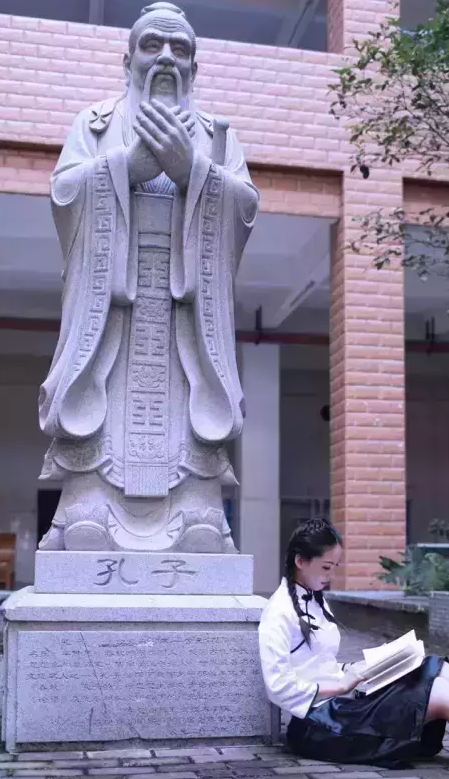 貴陽紅色題材雕塑制作為你講述母親因家暴把男孩丟幼兒園離家出走