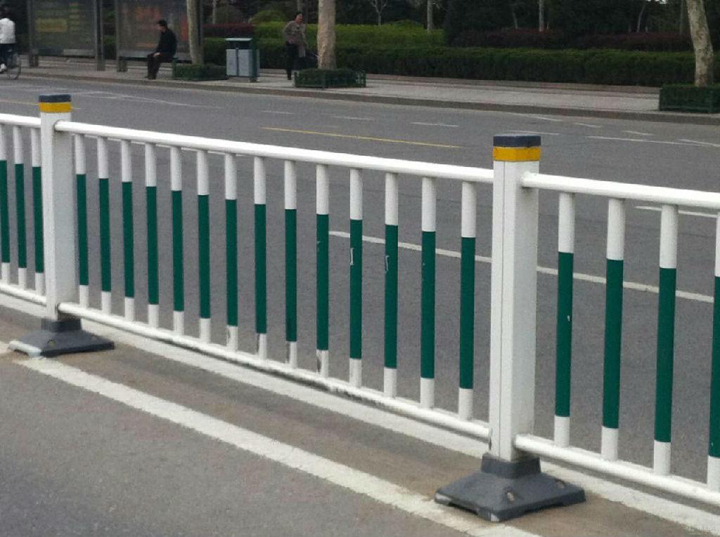 贵阳交通护栏定做厂家为你剖析公路上护栏板的作用