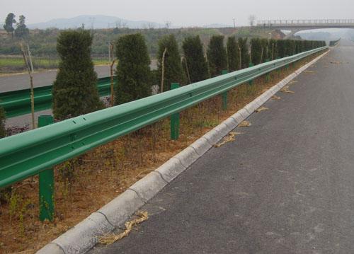 贵州交通护栏安装厂家浅谈随着高速公路快速发展交通护栏安全性能有待提高