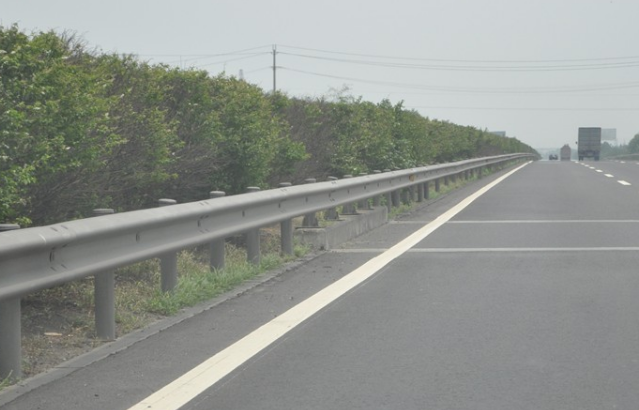在日益繁华的城市交通上，贵州波形护栏占据举足轻重的作用