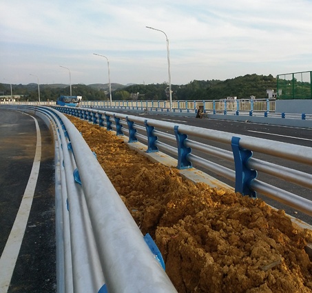 贵阳市政护栏厂家浅析波形护栏在农村安装起到的重要作用