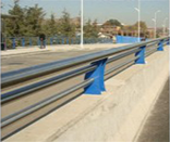 道路护栏生产商为你讲述 铁路波形护栏网与公路波形护栏网的区别